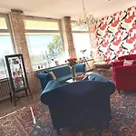 Faehrhaus Am Rhein By Mayburgh דיסלדורף