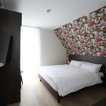 Faehrhaus Am Rhein By Mayburgh
